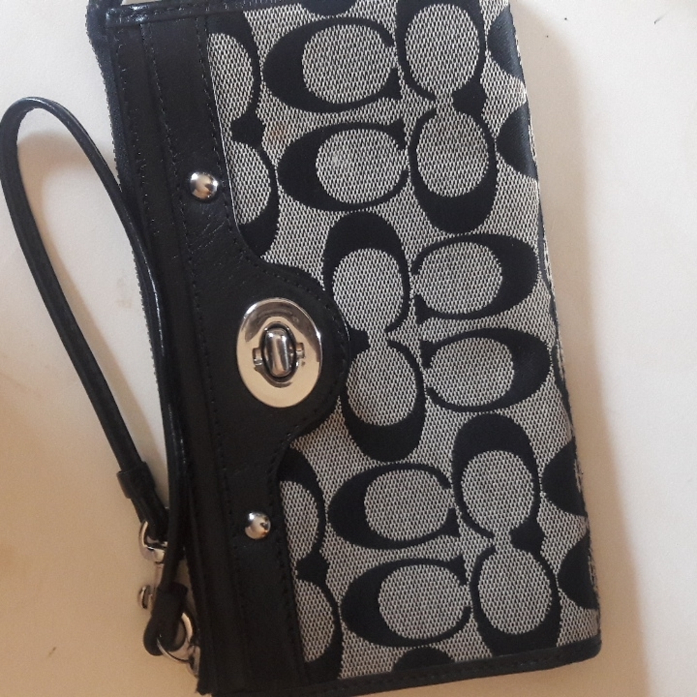 Coach Penelope Zippy Turnlock Signature Wristlet Wallet